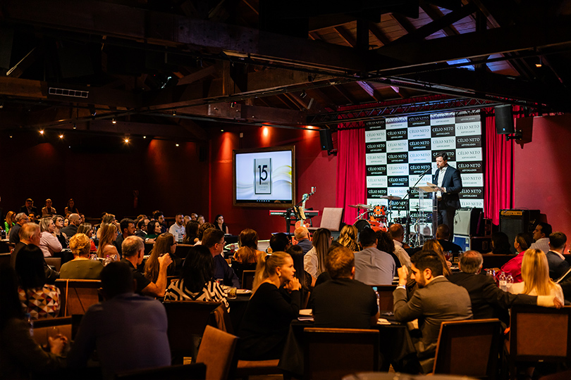 Até 300 pessoas sentadas ou800 pessoas de pé